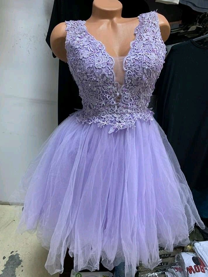 Süßes A-Linie V-Ausschnitt Lila Kurzes Spitzenkleid zum 18. Geburtstag Freshman Homecoming Kleider Cocktailkleid RB819