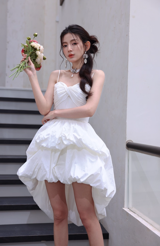 Hübsches weißes Hi-Lo Quinceanera-Kleid mit Spaghettiträgern, elegantes Outfit zum 18. Geburtstag, RF01027