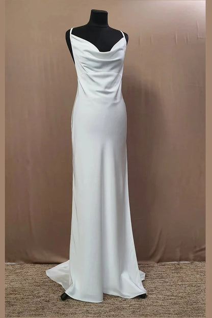 Robe de demoiselle d'honneur longue en satin violet poudré à col bénitier et fente RF0426