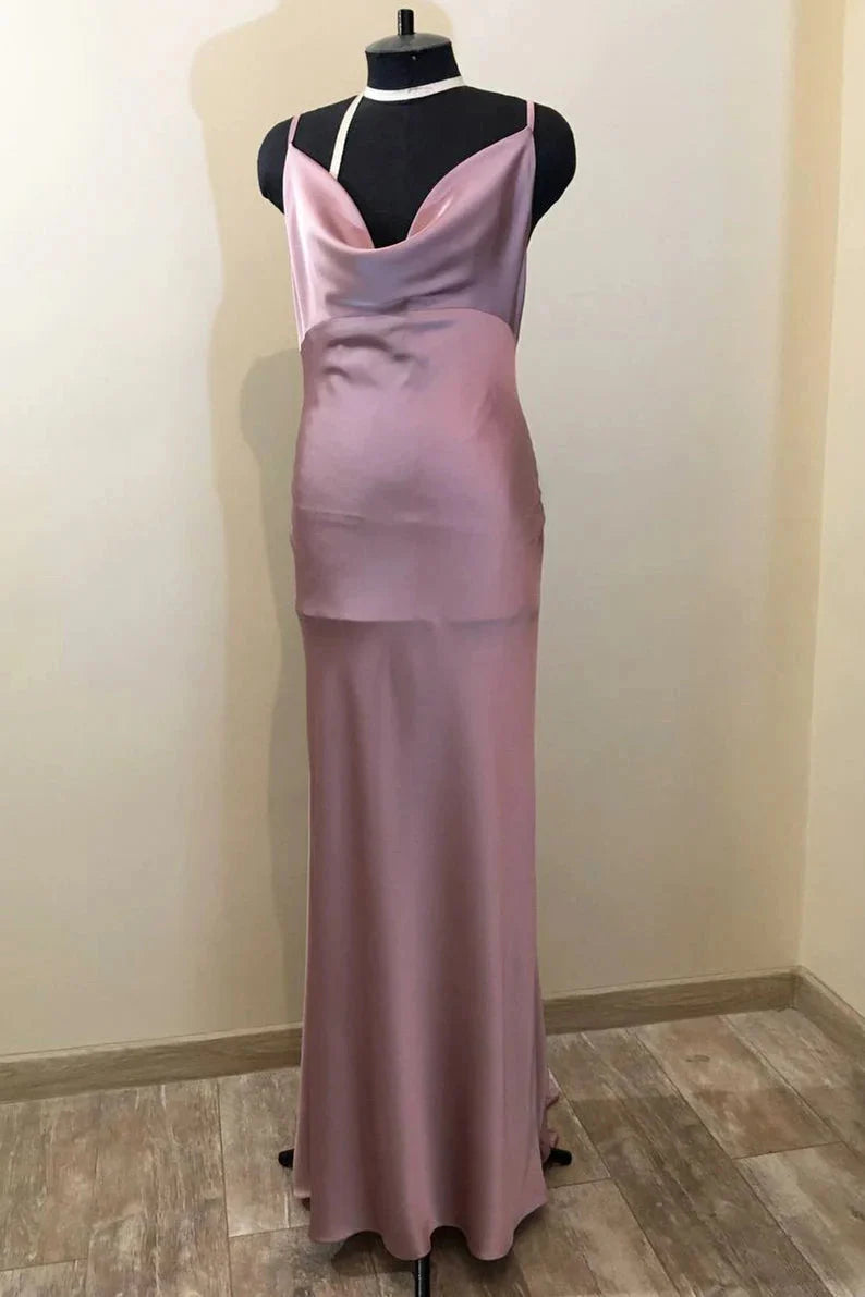 Robe de demoiselle d'honneur longue en satin violet poudré à col bénitier et fente RF0426