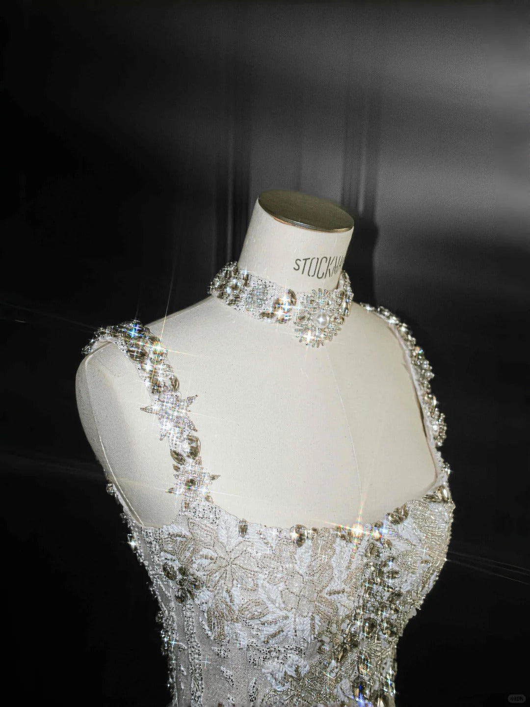 Einzigartiges goldenes, quadratisches Halsband mit Diamantperlen, figurbetontes, kurzes Ballkleid, wunderschönes Homecoming-Kleid RF0496