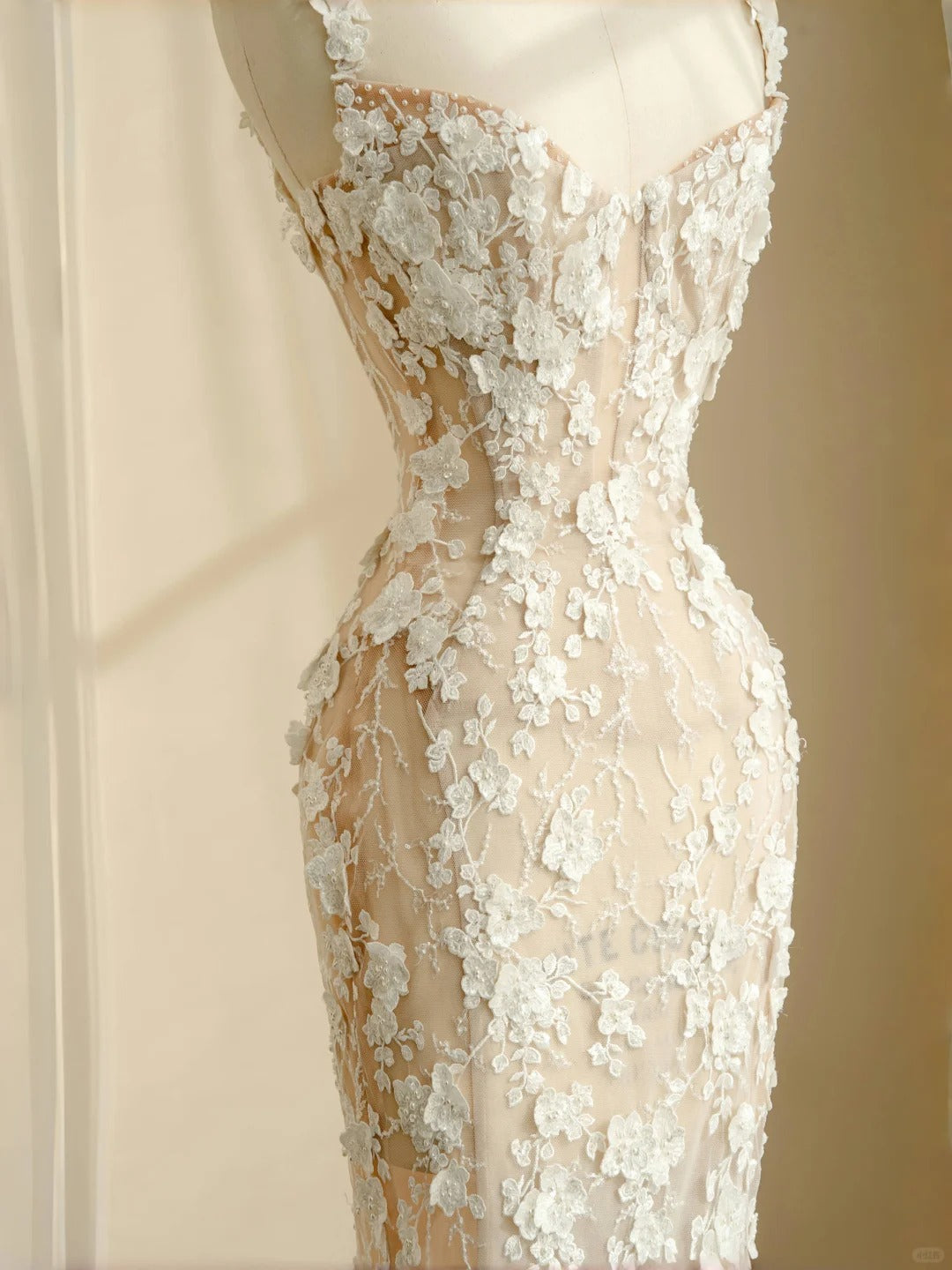 Robe de mariée sirène blanche élégante à bretelles spaghetti en tulle brodé avec des appliques et une traîne RF0513