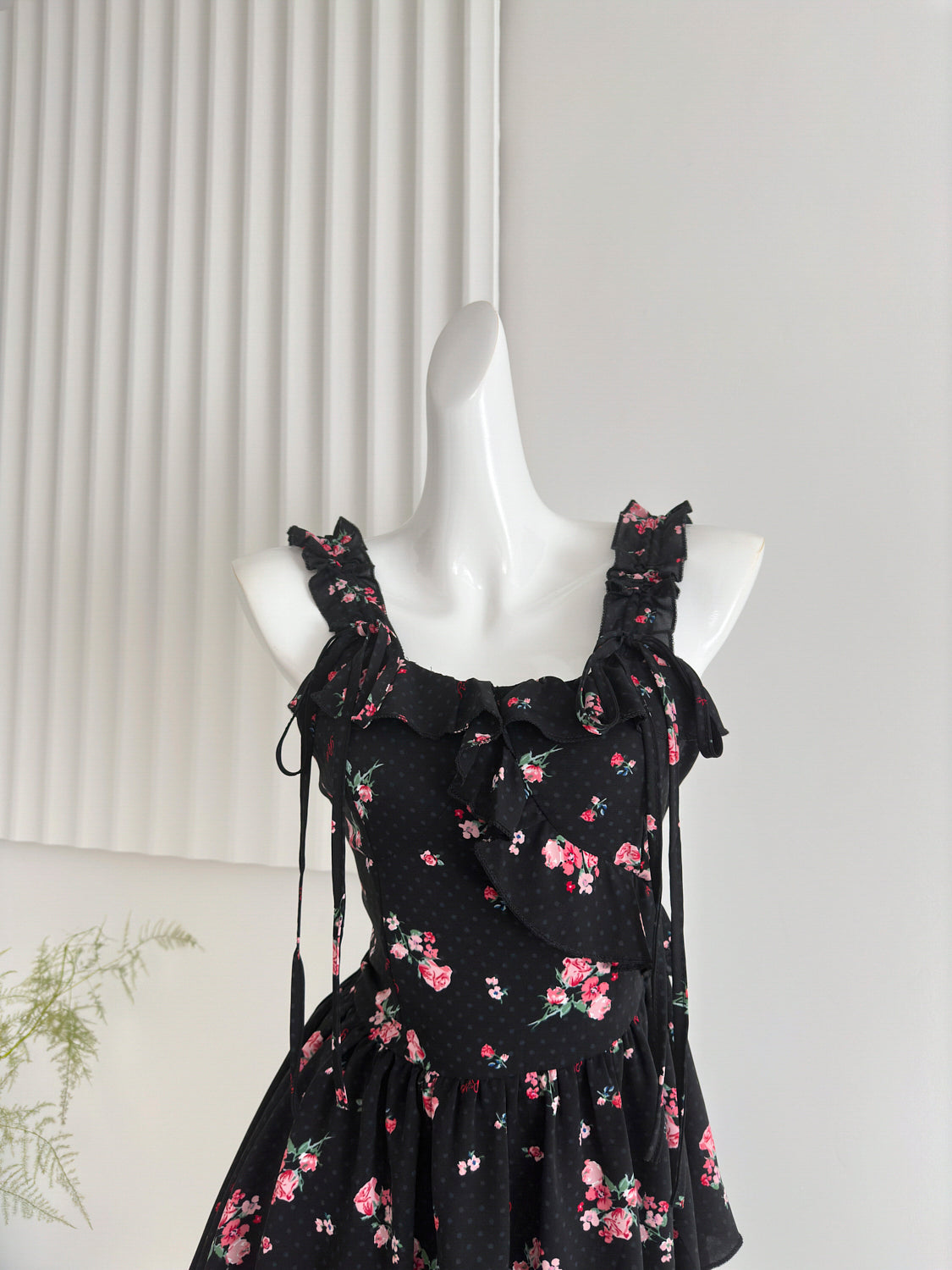Französischer schwarzer bedruckter Chiffon-A-Linien-Hosenträgerrock RF0601