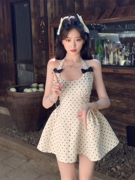 Süßes, gepunktetes Neckholder-Kurz-A-Linien-Sommerkleid RF0641