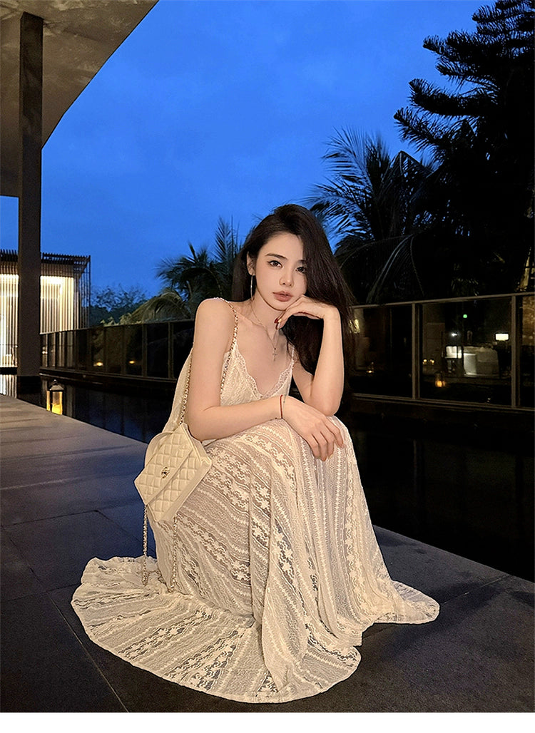 Elegantes weißes Sommerkleid mit Spaghettiträgern und V-Ausschnitt und Spitze RF0648