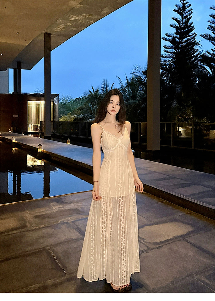 Elegantes weißes Sommerkleid mit Spaghettiträgern und V-Ausschnitt und Spitze RF0648
