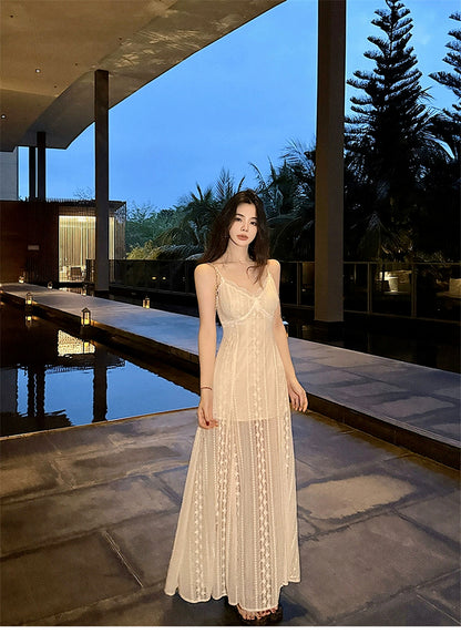 Elegantes weißes Sommerkleid mit Spaghettiträgern und V-Ausschnitt und Spitze RF0648