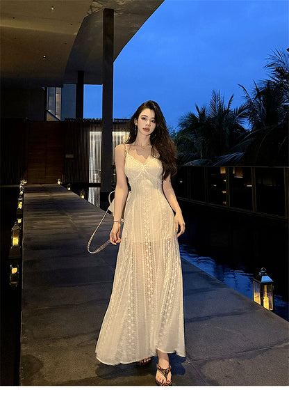 Elegantes weißes Sommerkleid mit Spaghettiträgern und V-Ausschnitt und Spitze RF0648
