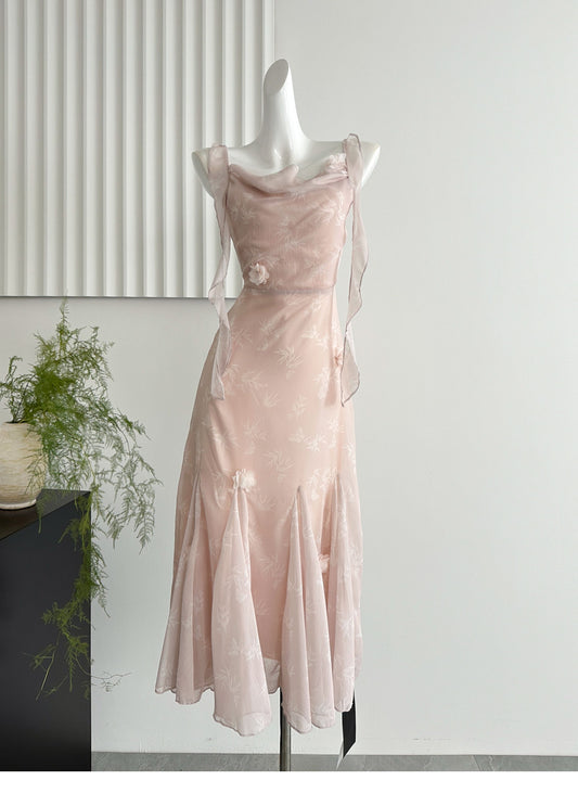 Atemberaubendes Etuikleid aus Chiffon mit bedruckten Trägern in Altrosa RF0650