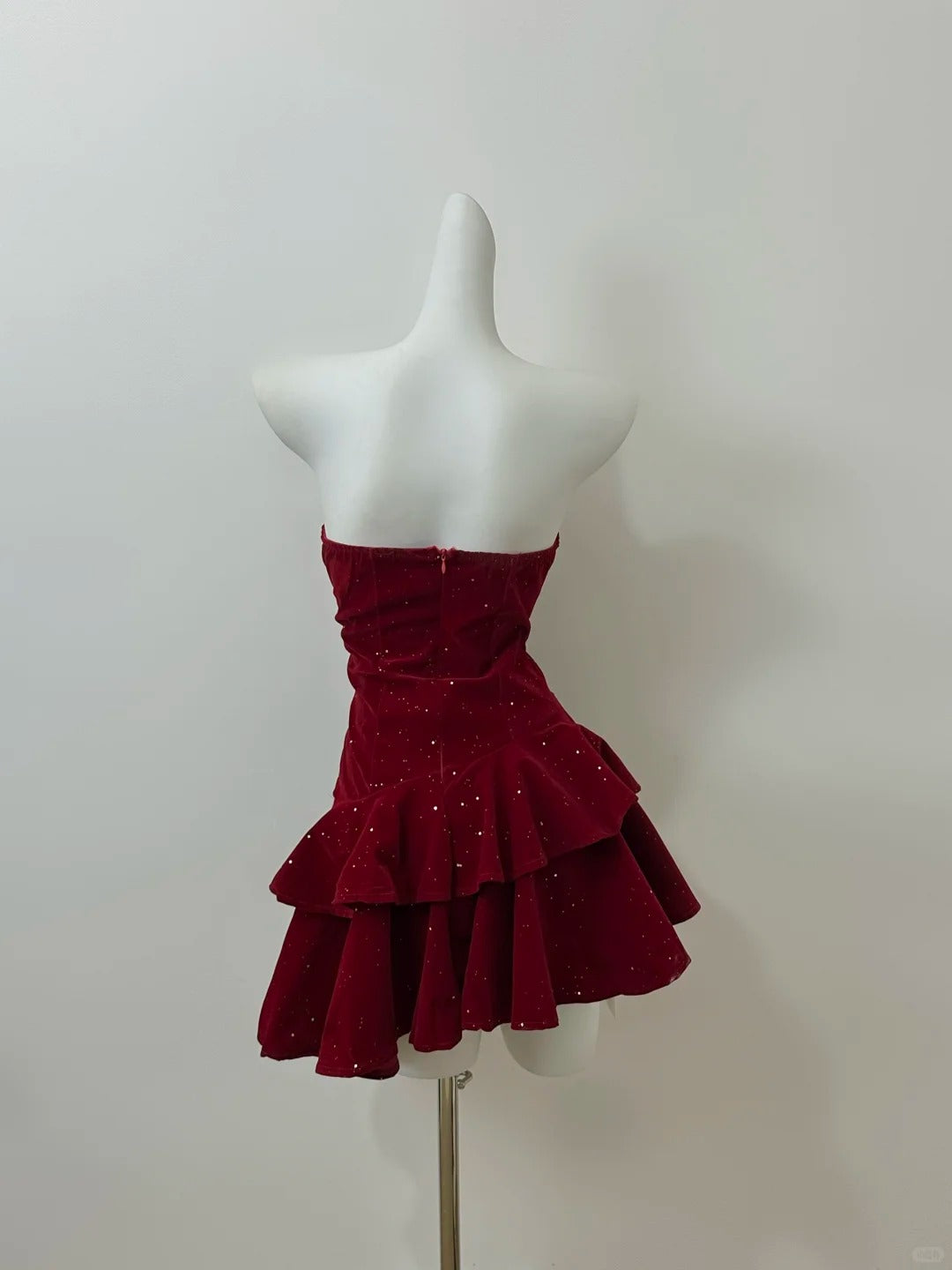 Elegantes Burgunderrotes trägerloses A-Linien-Samt-Kurzes Ballkleid RF0685
