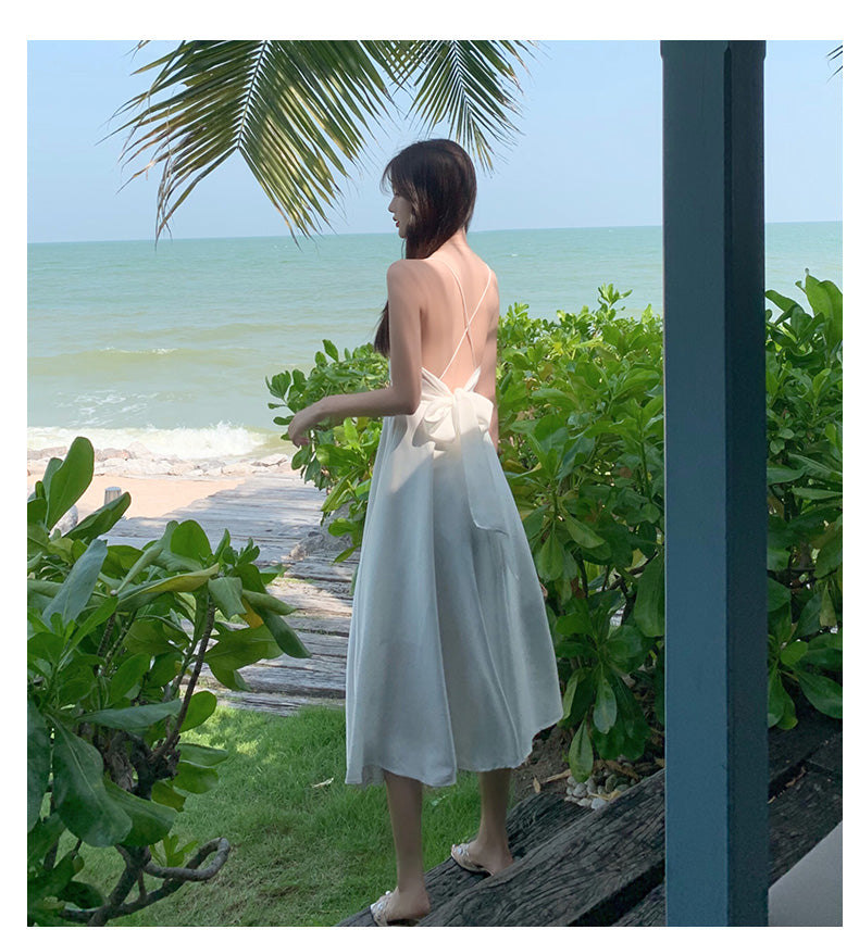 Schlichtes weißes Trägerkleid mit V-Ausschnitt und rückenfreiem Chiffon-Sommerkleid RF0711