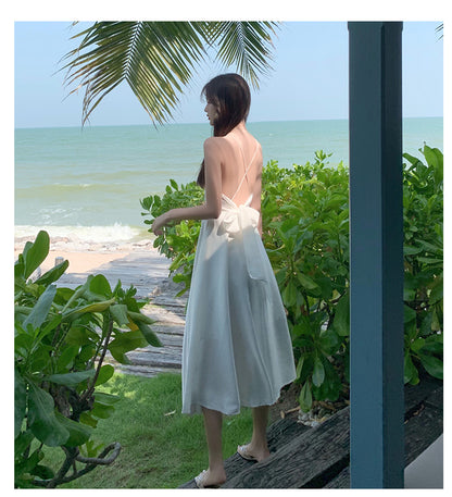 Schlichtes weißes Trägerkleid mit V-Ausschnitt und rückenfreiem Chiffon-Sommerkleid RF0711