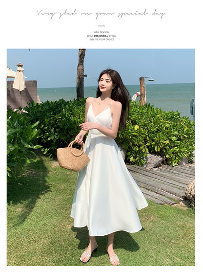 Schlichtes weißes Trägerkleid mit V-Ausschnitt und rückenfreiem Chiffon-Sommerkleid RF0711
