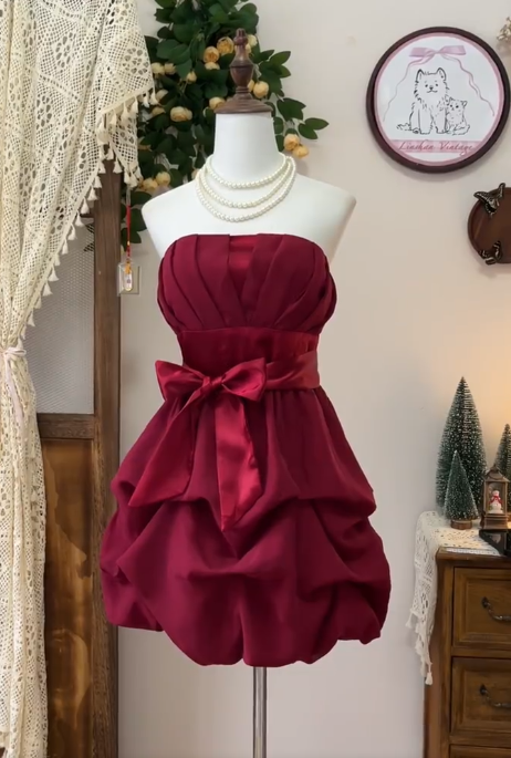 Elegantes Burgunderrotes Trägerloses A-Linie Chiffon Kurzes Partykleid Homecoming Kleid RF0718