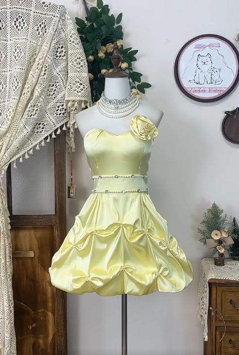 Wunderschönes buttergelbes trägerloses A-Linien-Satin-Kurzballkleid Homecoming-Kleid RF0730