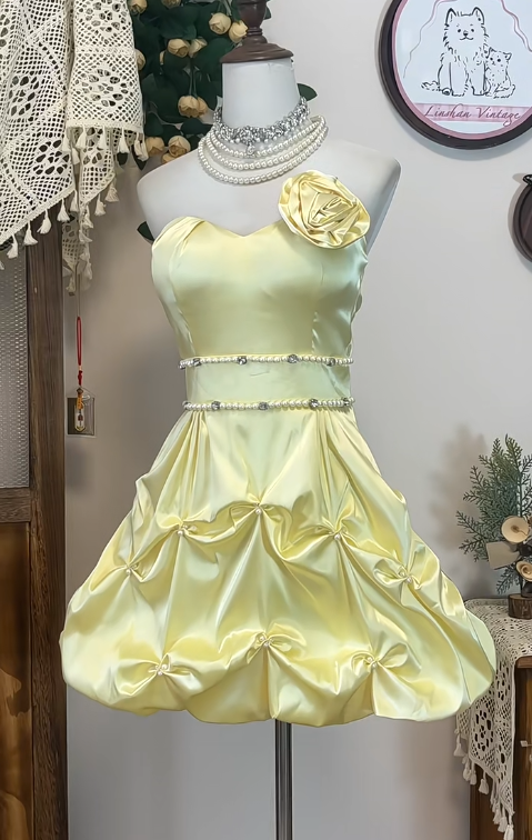 Wunderschönes buttergelbes trägerloses A-Linien-Satin-Kurzballkleid Homecoming-Kleid RF0730