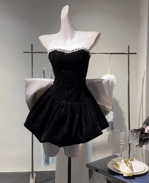 Elegantes schwarzes trägerloses A-Linie Satin Perlen kurzes Ballkleid Homecoming Kleid mit Schleife RF0736