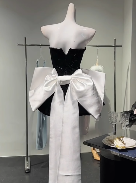 Elegantes schwarzes trägerloses A-Linie Satin Perlen kurzes Ballkleid Homecoming Kleid mit Schleife RF0736