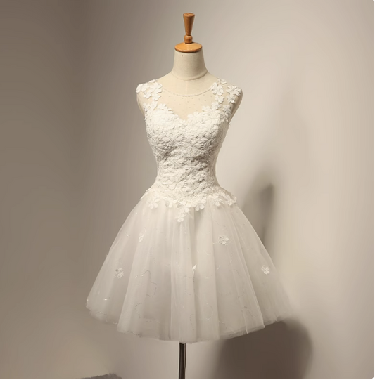 Schlichtes weißes A-Linien-Ballkleid mit Rundhalsausschnitt und Tüllapplikationen, kurzes Brautjungfernkleid RF0741