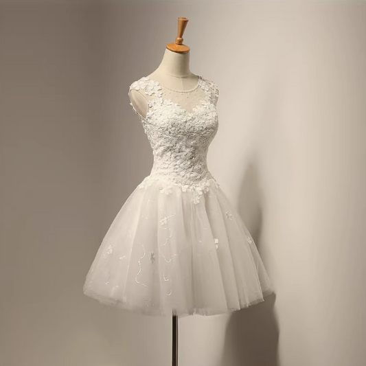 Schlichtes weißes A-Linien-Ballkleid mit Rundhalsausschnitt und Tüllapplikationen, kurzes Brautjungfernkleid RF0741
