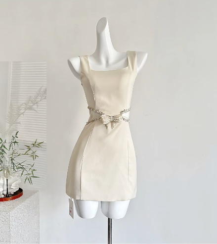 Elegantes Apricot Square Neck Bodycon Satin Kurzes Partykleid Homecoming-Kleid mit Schleife RF0742