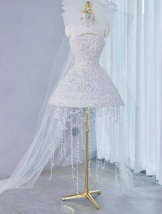 Wunderschönes weißes trägerloses A-Linien-Tüll-Ballkleid mit Perlenbesatz für die Heimkehr RF0748