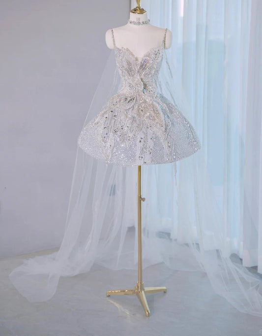 Atemberaubendes silbernes A-Linien-Abendkleid mit Spaghettiträgern, Spitze und Perlen, kurzes Ballkleid, Homecoming-Kleid mit Schleife RF0749