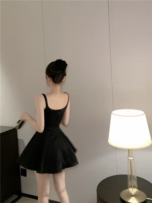 Elegante schwarze A-Linie Satin Abendkleider mit quadratischem Ausschnitt und kurzen Ärmeln RF0778