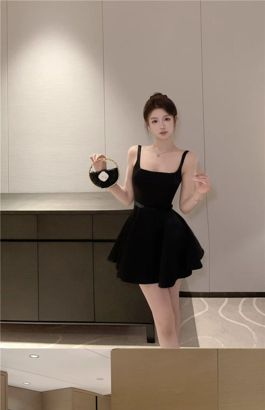 Elegante schwarze A-Linie Satin Abendkleider mit quadratischem Ausschnitt und kurzen Ärmeln RF0778