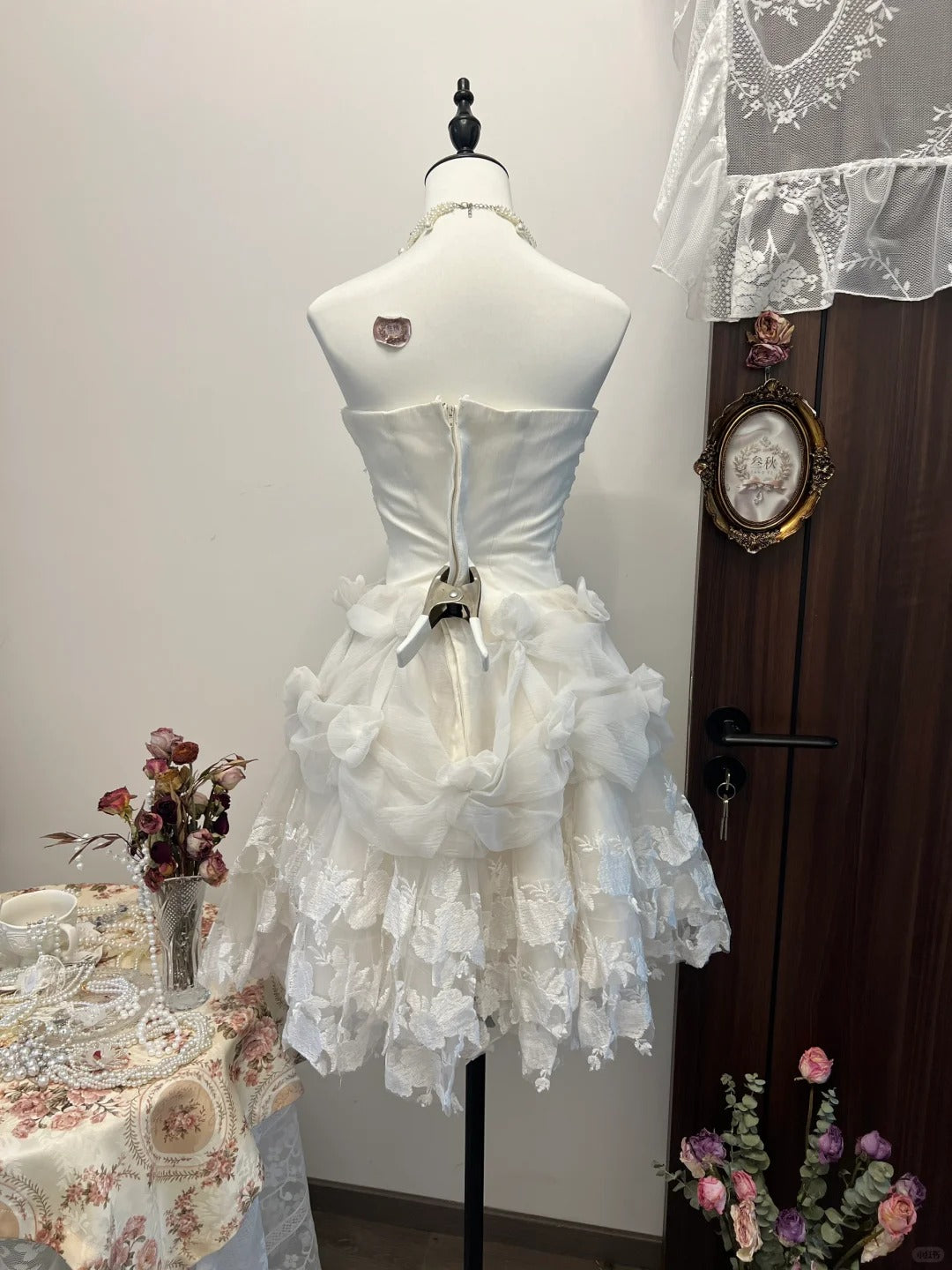Süßes weißes trägerloses A-Linien-Tüll-Kurzballkleid mit Applikationen RF0784