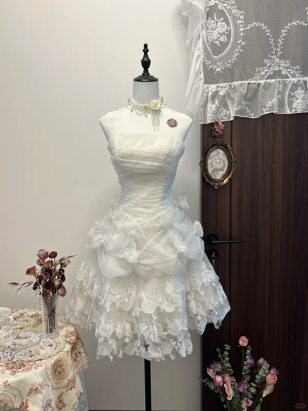Süßes weißes trägerloses A-Linien-Tüll-Kurzballkleid mit Applikationen RF0784