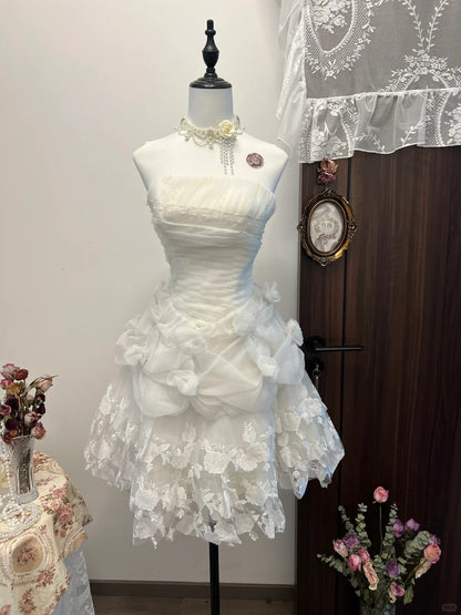 Süßes weißes trägerloses A-Linien-Tüll-Kurzballkleid mit Applikationen RF0784