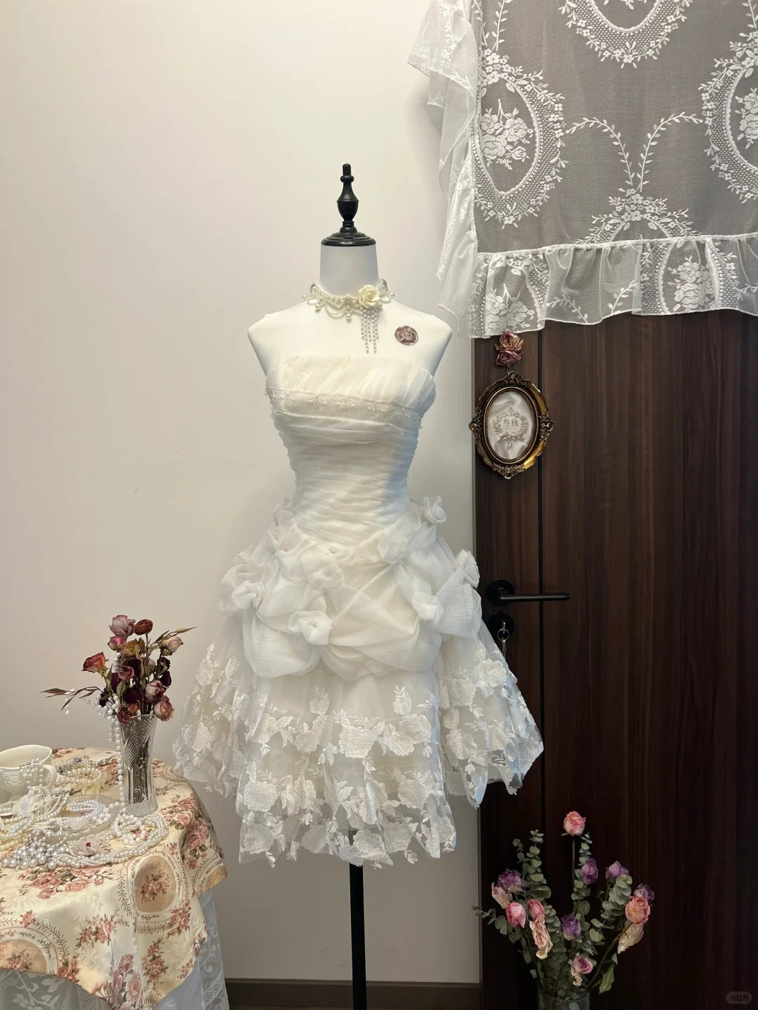 Süßes weißes trägerloses A-Linien-Tüll-Kurzballkleid mit Applikationen RF0784