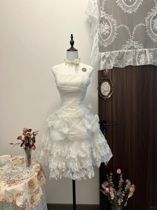 Süßes weißes trägerloses A-Linien-Tüll-Kurzballkleid mit Applikationen RF0784