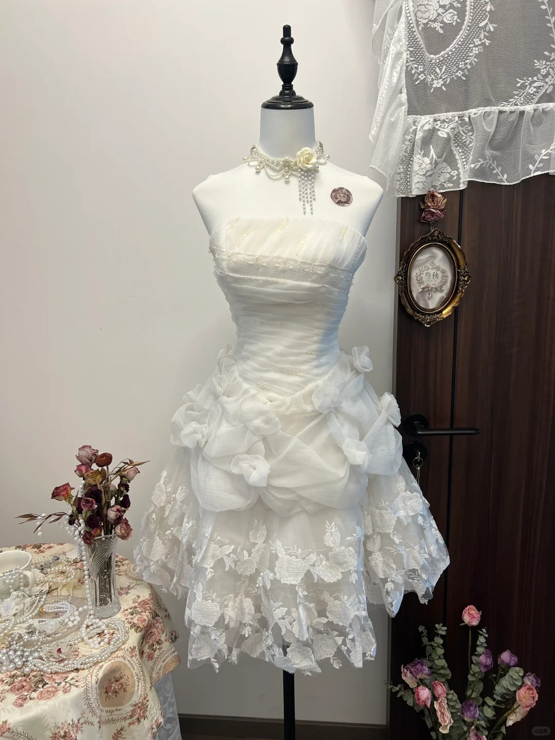 Süßes weißes trägerloses A-Linien-Tüll-Kurzballkleid mit Applikationen RF0784
