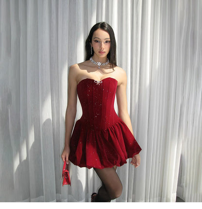 Wunderschönes trägerloses A-Linien-Partykleid aus glitzerndem Satin in Burgunderrot RF0811