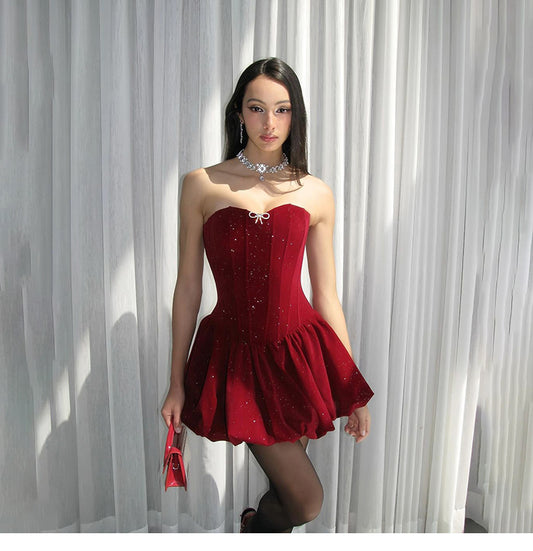 Wunderschönes trägerloses A-Linien-Partykleid aus glitzerndem Satin in Burgunderrot RF0811