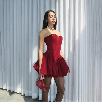 Wunderschönes trägerloses A-Linien-Partykleid aus glitzerndem Satin in Burgunderrot RF0811