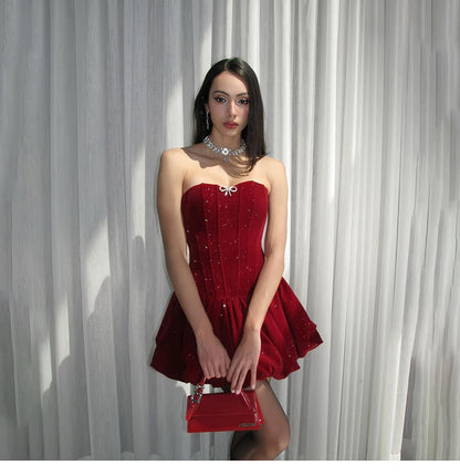 Wunderschönes trägerloses A-Linien-Partykleid aus glitzerndem Satin in Burgunderrot RF0811