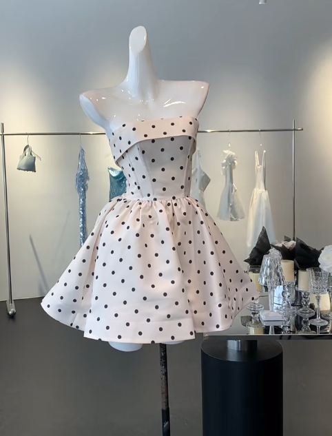 Süßes trägerloses weißes A-Linie Polka Dot Satin kurzes Partykleid Homecoming Kleider RF0819