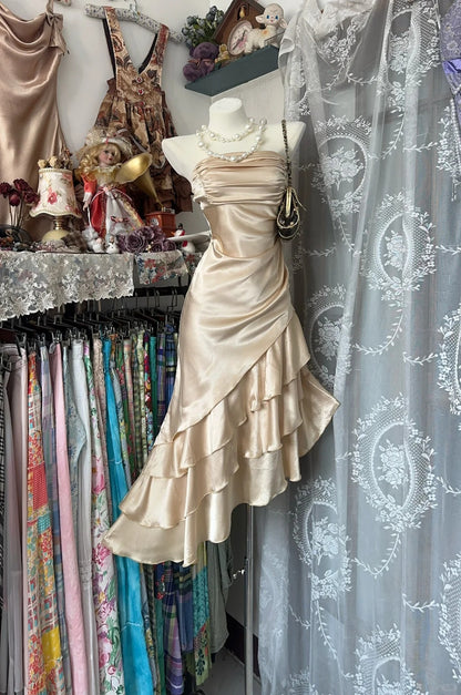 Elegantes Champagner-trägerloses, figurbetontes Satin-Kurzpartykleid mit Homecoming-Kleid RF0820