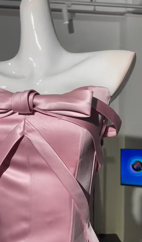 Atemberaubendes rosa trägerloses Etuikleid aus Satin, kurzes Ballkleid, Homecoming-Kleid, RF0825