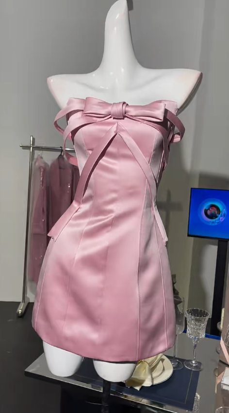 Atemberaubendes rosa trägerloses Etuikleid aus Satin, kurzes Ballkleid, Homecoming-Kleid, RF0825