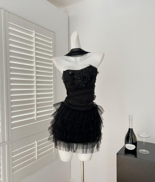 Schwarzes trägerloses Etuikleid mit Tüllapplikationen, kurzes Partykleid, modisches Homecoming-Kleid RF0859