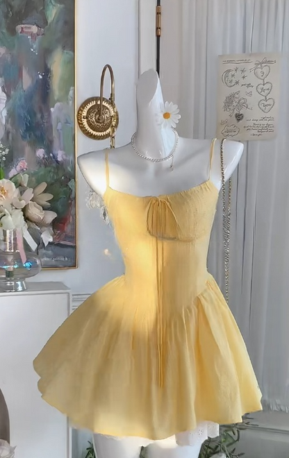Robe de soirée courte trapèze jaune beurre à bretelles spaghetti RF0878