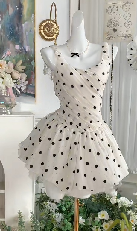 Stilvolles weißes A-Linien-Partykleid aus Tüll mit quadratischem Ausschnitt und gepunktetem Muster und offenem Rücken RF0881