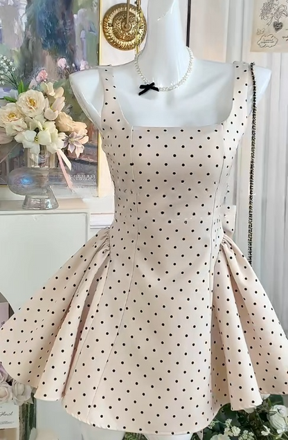 Herzausschnitt Helles Champagner A-Linie Satin Polka Dot Offener Rücken Kurzes Partykleid mit Schleife RF0882