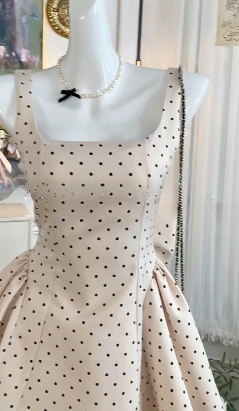 Herzausschnitt Helles Champagner A-Linie Satin Polka Dot Offener Rücken Kurzes Partykleid mit Schleife RF0882