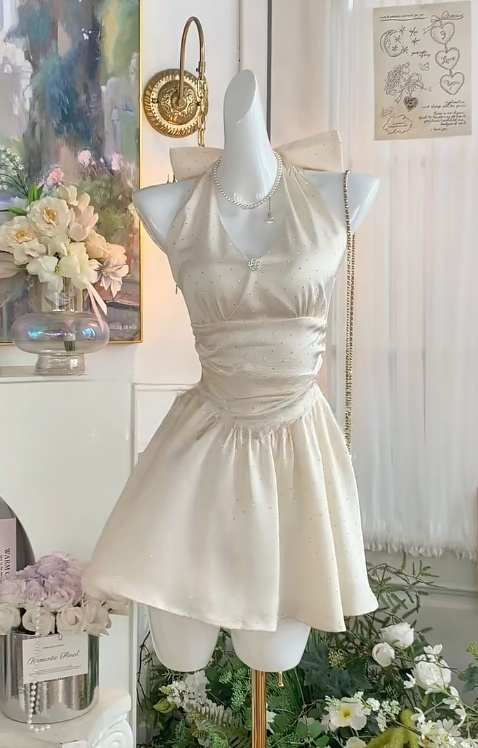 Wunderschönes apricotfarbenes Neckholder-A-Linien-Satin-Kurzpartykleid Sweet 16 Geburtstagskleid RF0884