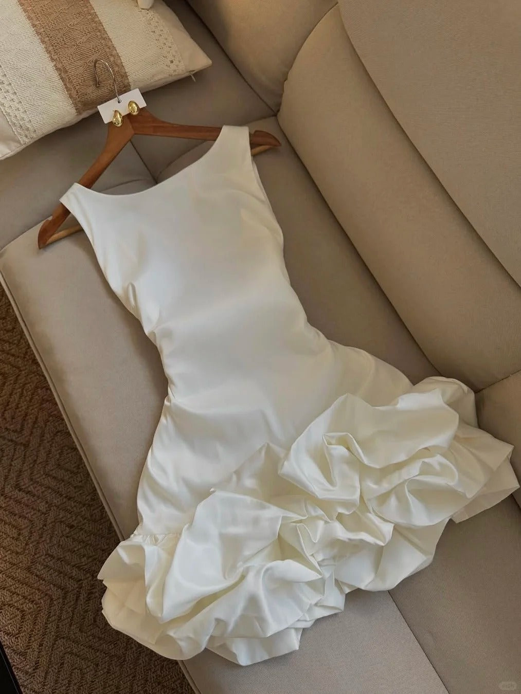Elegantes weißes kurzes Partykleid aus Satin mit U-Boot-Ausschnitt in A-Linie RF0916